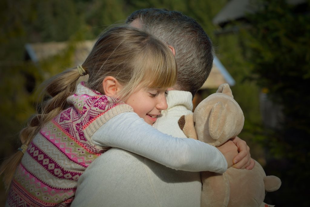 Trucos para conseguir que tus hijos gestionen sus emociones: Los abrazos